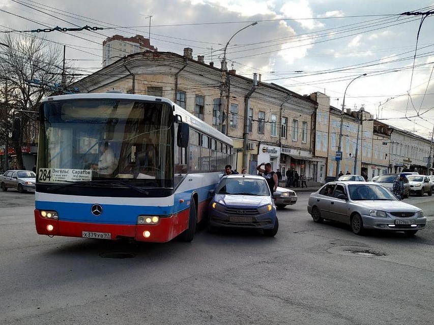 В центре Саратова произошло ДТП. Фото соцсетей