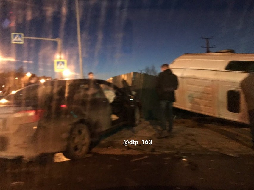 "Газель" перевернулась от удара. Фото: https://vk.com/dtp_163