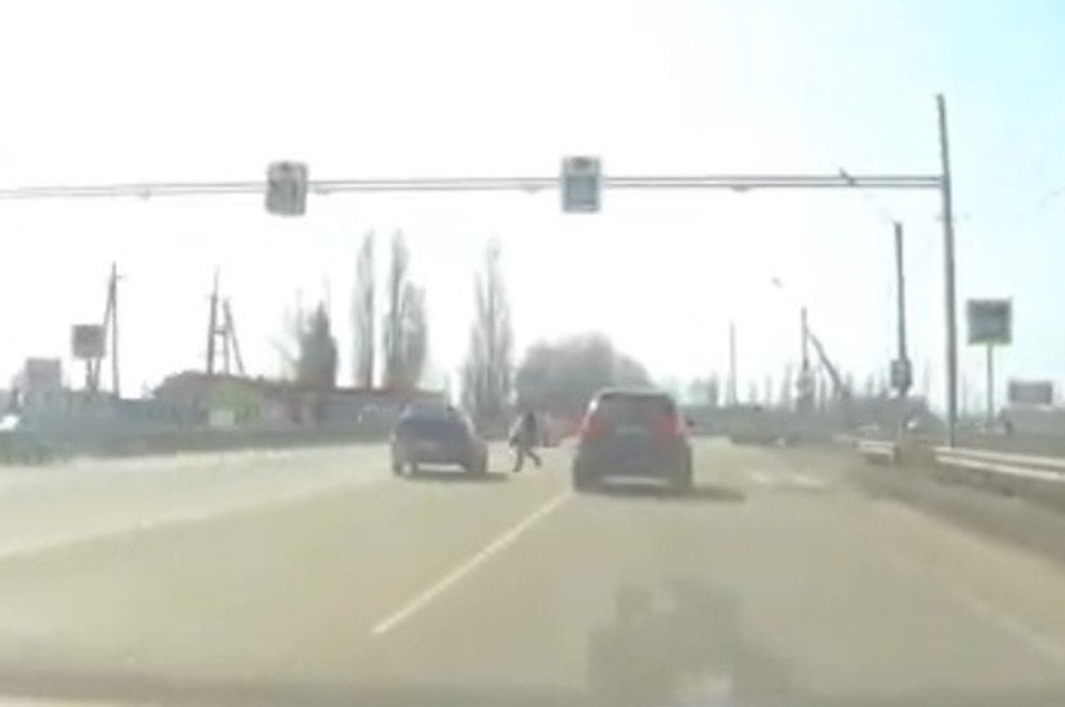 В Липецке водитель легковушки едва не сбил человека