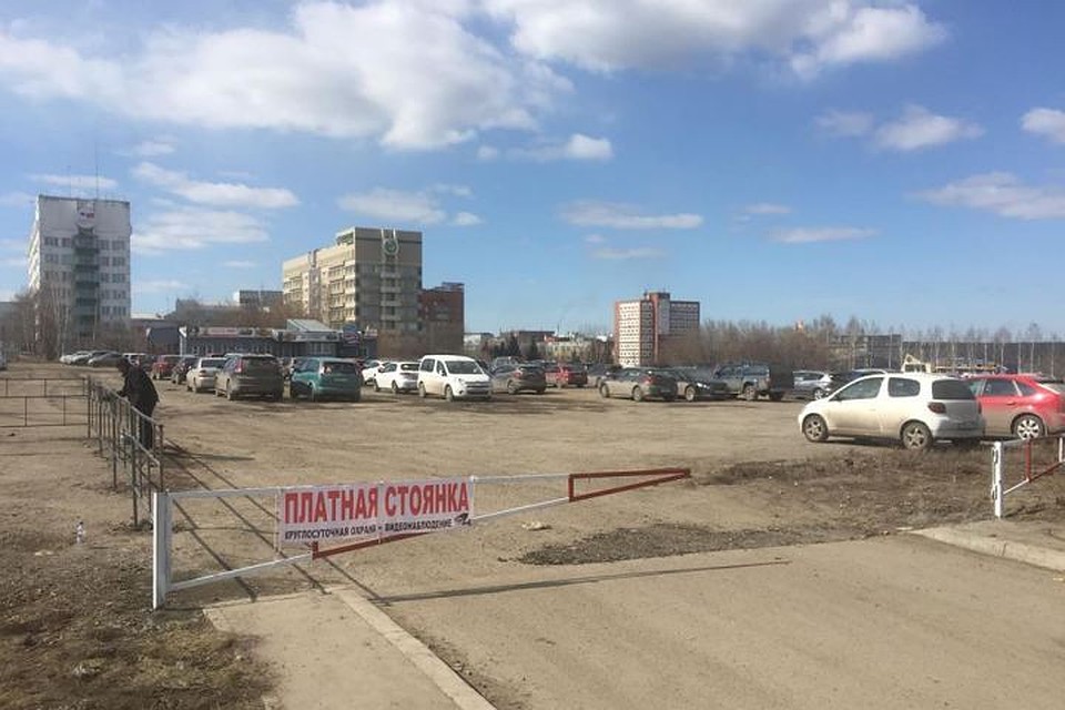 Место, где кемеровчане долгие годы оставляли машины бесплатно, внезапно стало платной стоянкой Фото: Евгений Огородников / Facebook