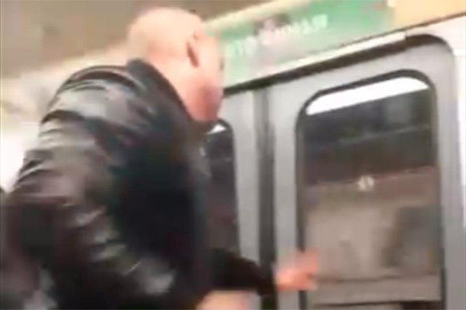 Неадекват выбил стекло в движущемся поезде петербургского метро Фото: скрин с видео
