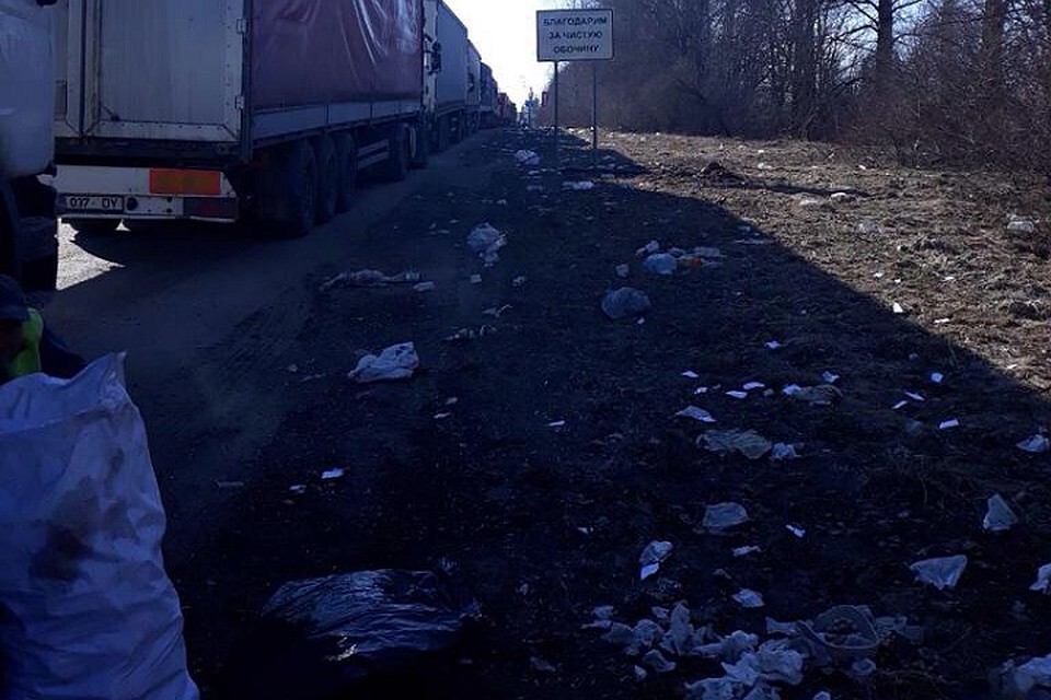 "Благодарим за чистую обочину". Так это воспринимают водители. Фото: УПРДОР "Северо-Запад"
