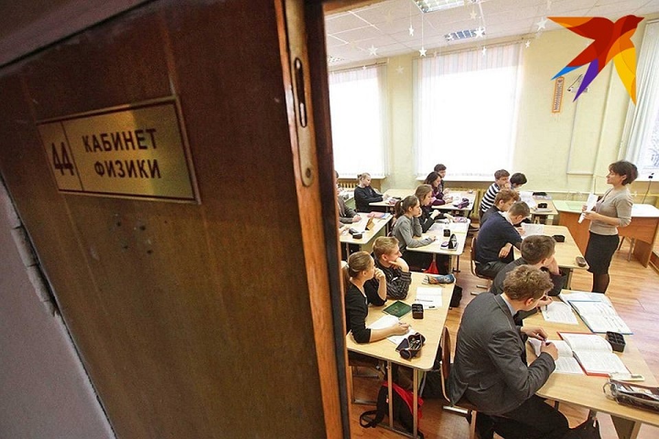 Во многих школах есть тревожные кнопки и системы видеонаблюдения.
