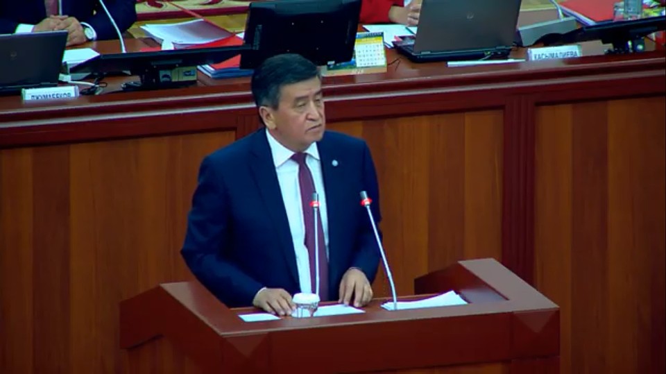 Сооронбай Жээнбеков выступает в парламенте (скрин с видео)