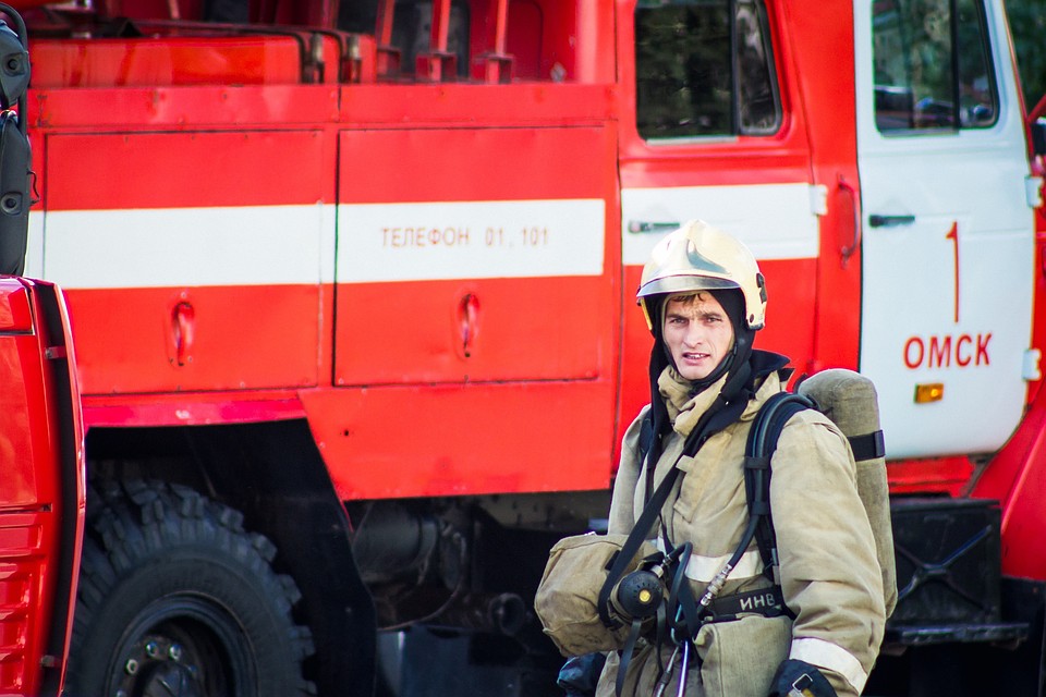 В Омске спасли 10 человек из горящего общежития