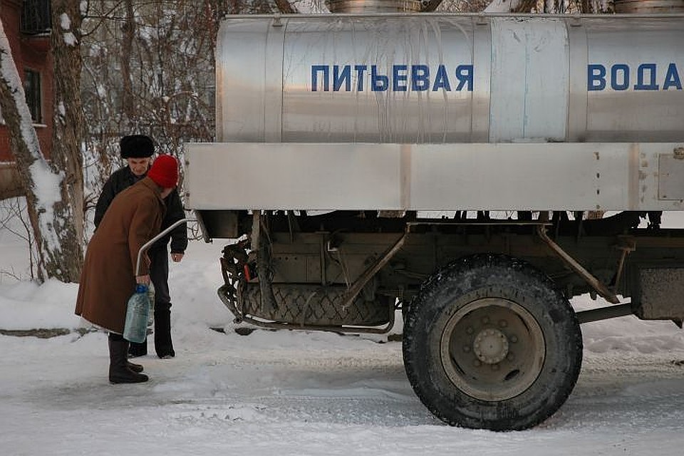 Людям организовали подвоз воды в цистернах