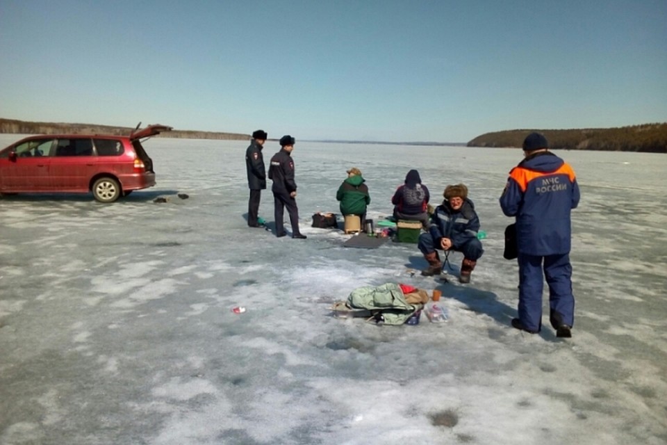 34 машины выдворили спасатели со льда иркутского водохранилища за день.