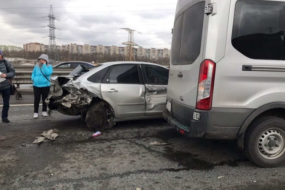 На место ДТП в Петербурге прилетел реанимационный вертолет