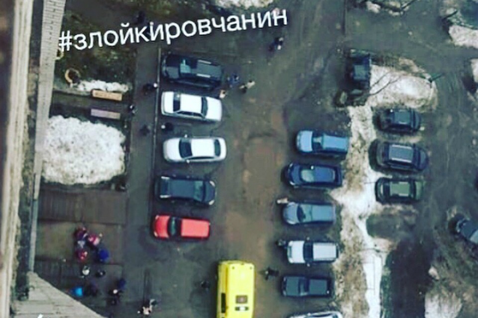 Фотографии с места трагедии опубликовали в паблике «Злой кировчанин» и «КУ-43»
