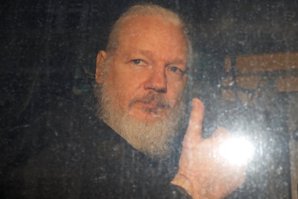 Основателя Wikileaks Джулиана Ассанжа увозят из эквадорского посольства в Лондоне