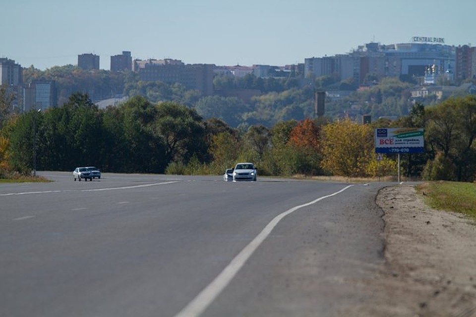 Автобусные остановки, пешеходные переходы и места с повышенной аварийности оборудуют освещением