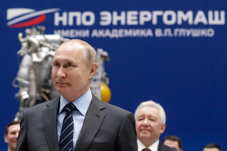 Президент России Владимир Путин во время посещения предприятия "НПО Энергомаш имени академика В.П. Глушко". Фото Михаил Метцель/ТАСС