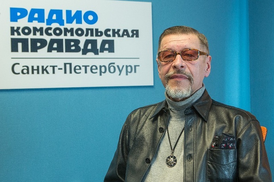 Александр Донских в студии радио «Комсомольская Правда» (шлем от скафандра в кадр не попал)