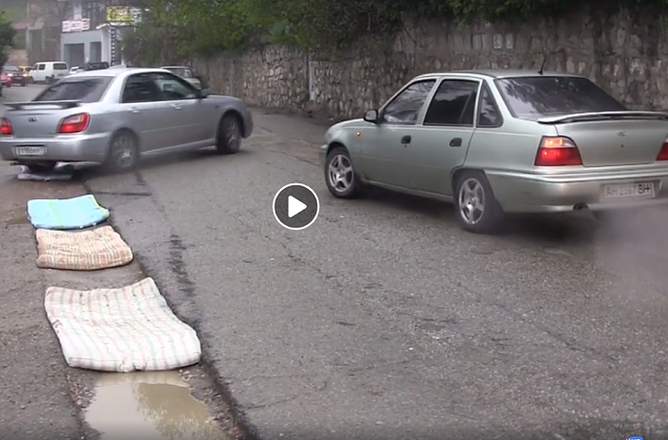 Акция по благоустройству дорог прошла в Алупке. Фото: кадр видео