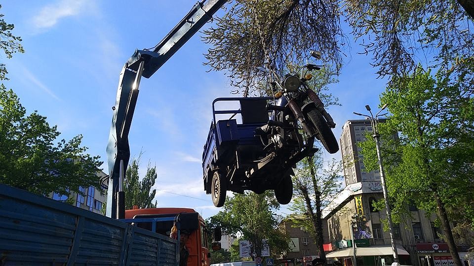 Сотрудник "Бишкекзеленхоза" ехал на мотороллере