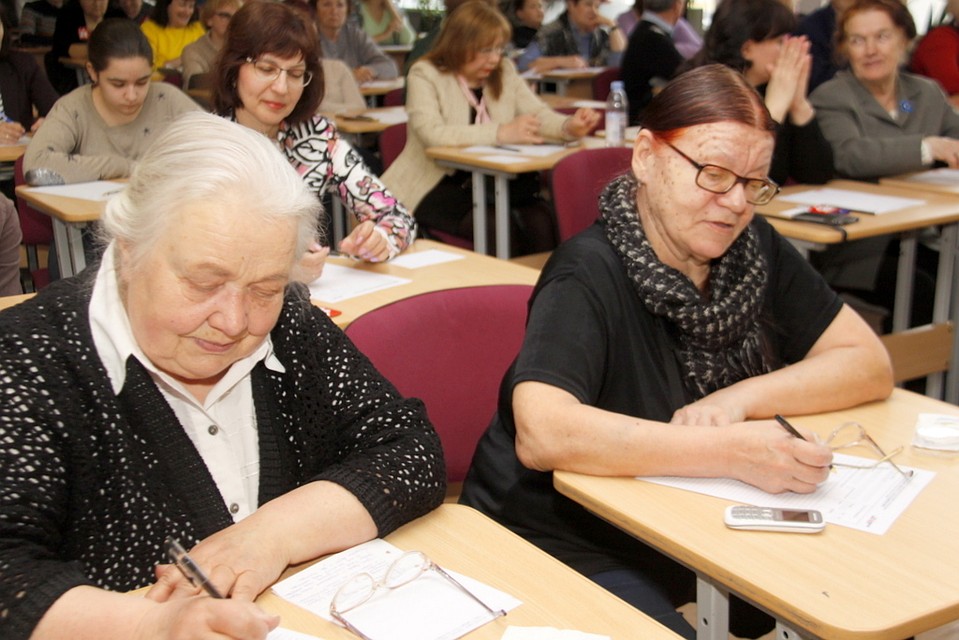В Эстонии диктанту все возрасты покорны: 80-летняя Зинаида Васильевна Савицкая и 70-летняя Елена Ивановна Родионова.