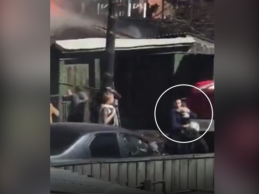 Спасенная девочка на руках у студента Тимофея Мальцева. Фото: кадр с видео.