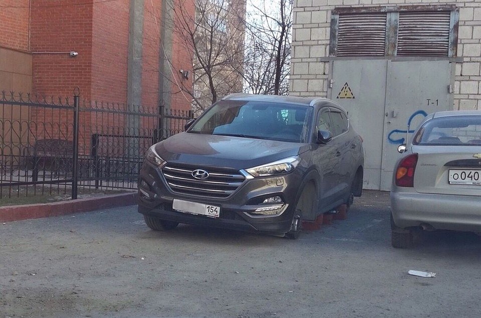 Новый "Хендай" остался без пары колес, зато на кирпичиках.
