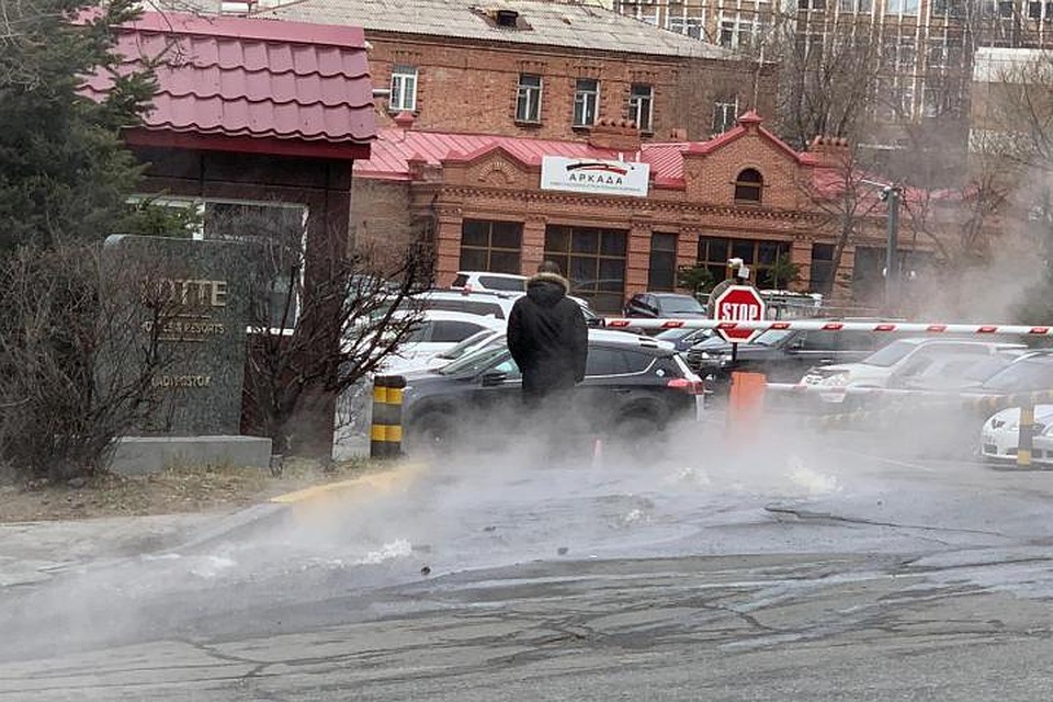 Из люка возле отеля "Лотте" начал бить кипяток