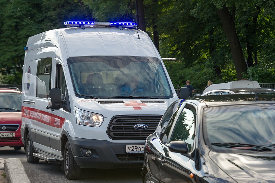В Петербурге водитель "Соляриса" въехала на скорости в стоящие машины