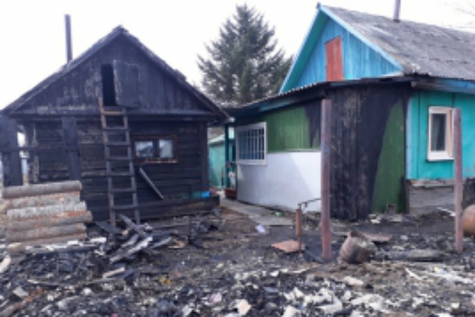 В ЕАО огонь успел уничтожить пристройку и почти добрался до жилого дома