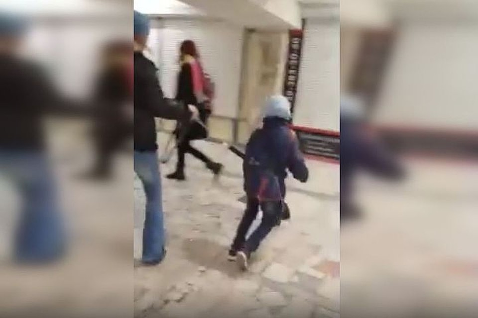 Зачем женщине понадобился поводок, разберутся правоохранители.