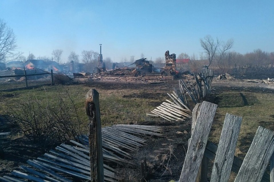 Пожар охватил и несколько нежилых домов.