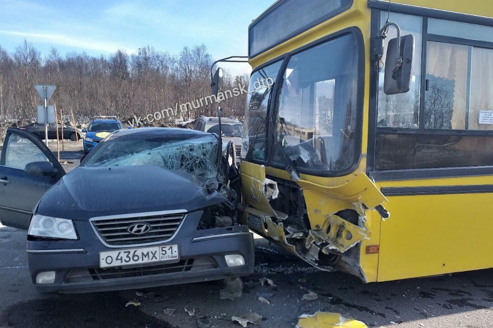 Автобус и машина столкнулись на автоподъезде к Североморску. Фото: vk.com/murmansk_dtp