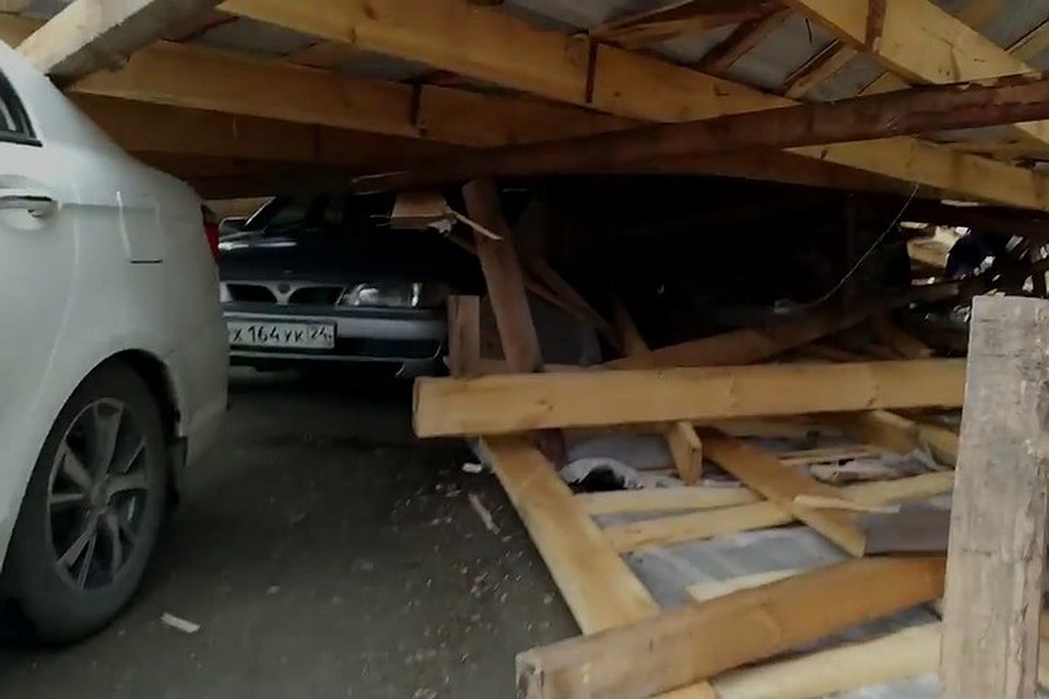 На юге Красноярского края ветер сбросил крышу банка прямо на автомобиль с людьми. Стоп-кадр видео