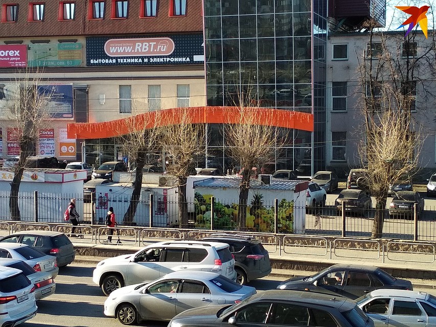 Киоски перебрались на парковку "Калибра". Фото: Елена Майорова.