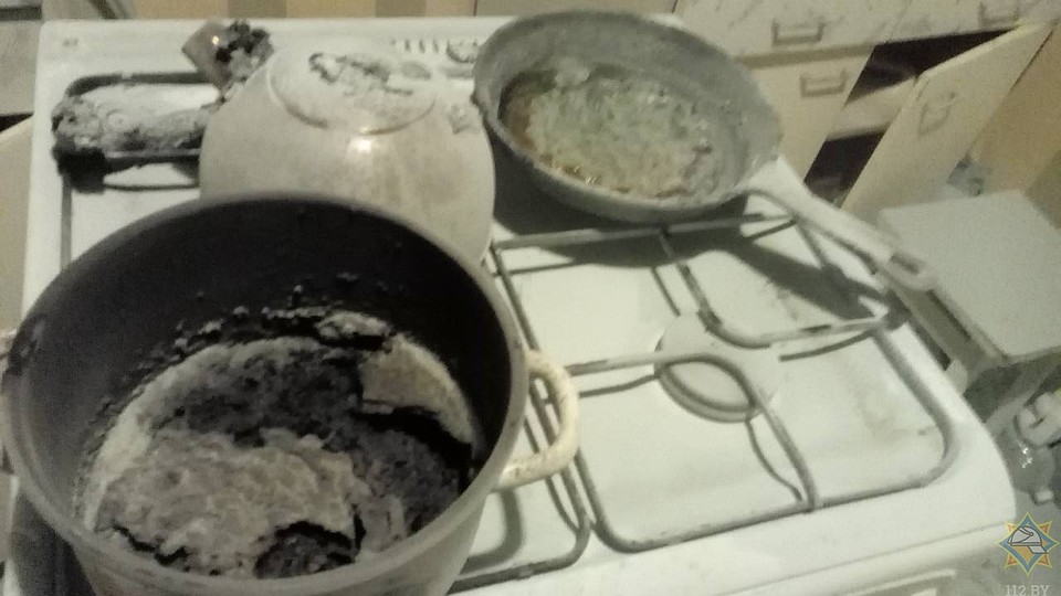 Мужчина забыл кастрюлю на плите.