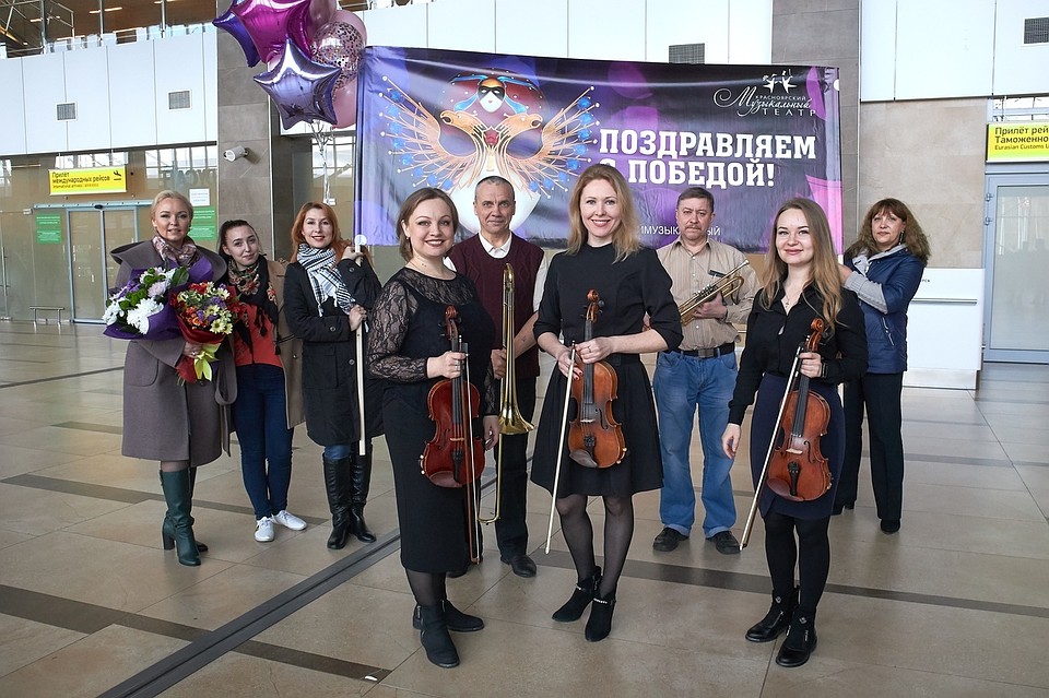 Коллектив театра устроил сюрприз своему дирижёру