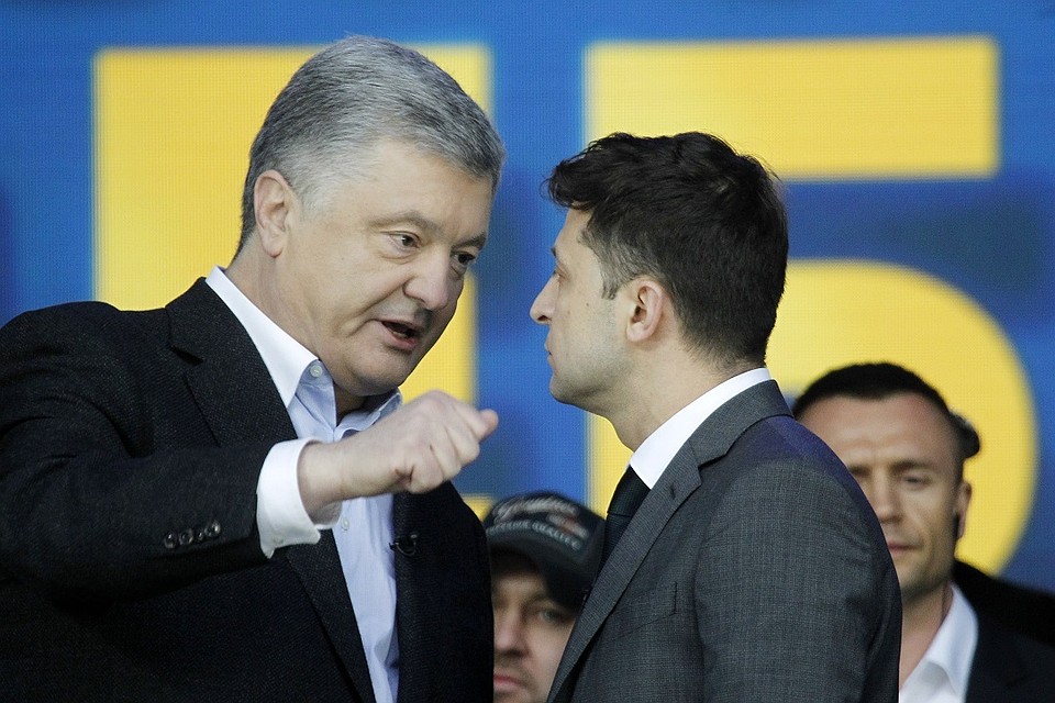 Кандидаты в президенты Украины Петр Порошенко и Владимир Зеленский во время дебатов на стадионе "Олимпийский" в Киеве