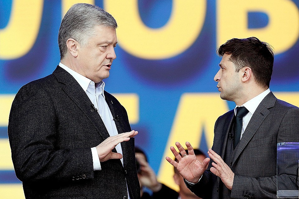 Владимир Зеленский (справа) и Петр Порошенко в ходе дебатов