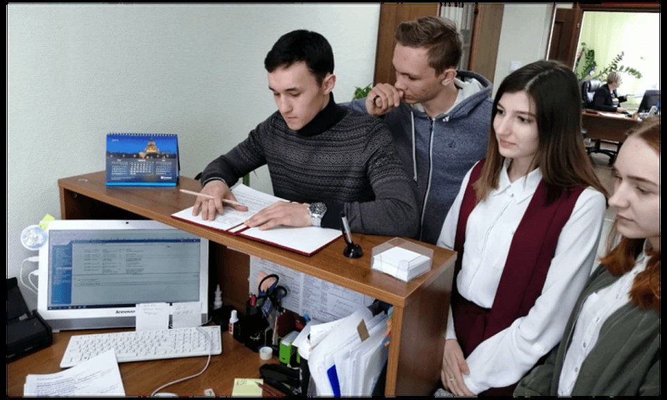 Школьники Салехарда провели день на службе в департаменте биржи труда. Фото с сайта правительства ЯНАО