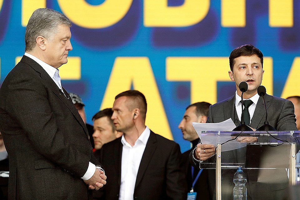 Петр Порошенко (слева) и Владимир Зеленский во время дебатов на стадионе "Олимпийский"