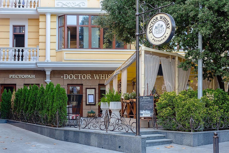 Ресторан "Доктор Виски" находится в Ялте по улице Пушкинская, 9Б.
