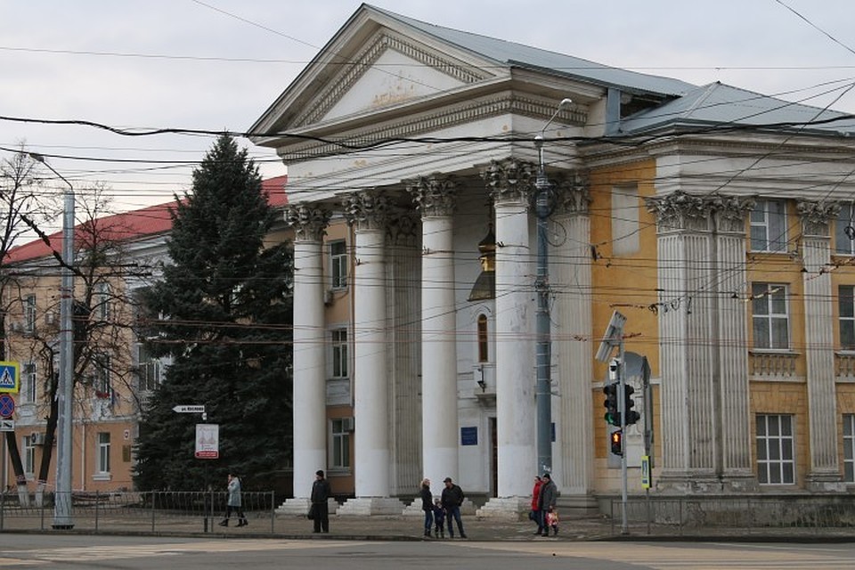 Здание с колоннами в древнегреческом стиле не слишком походит на православный храм