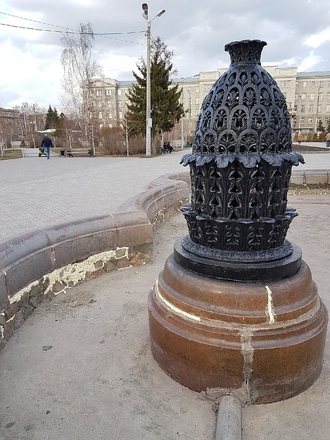 В Омске городской фонтан отремонтировали монтажной пеной