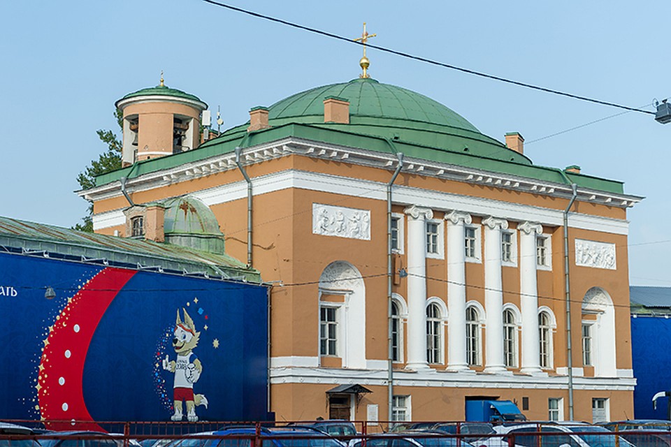 Большая часть памятника в самом центре города вынуждена скрываться за синим забором.
