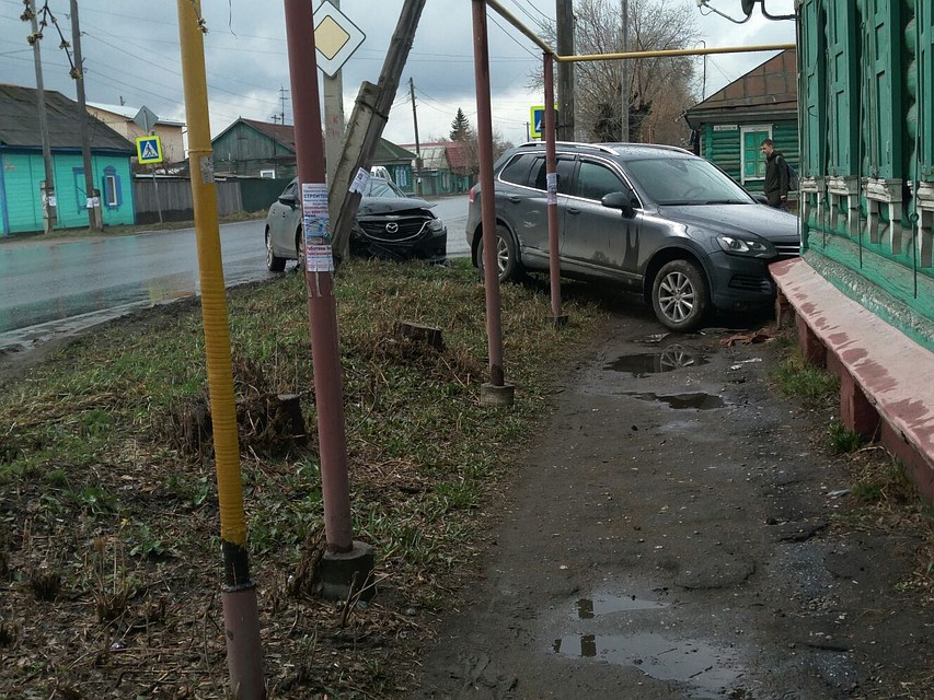 В Омске две иномарки после столкновения влетели в дом