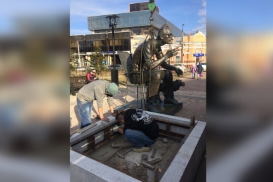 Новый постамент под памятником Леониду Гайдаю установили в Иркутске. Фото: пресс-служба администрации Иркутска.