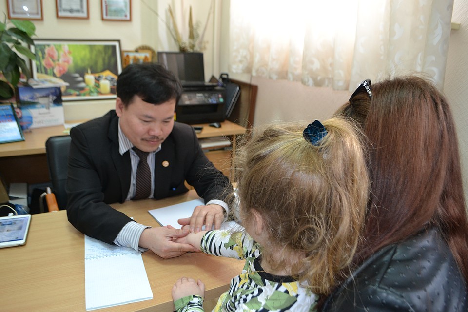 В клинике вам проведут пульсовую диагностику, чтобы установить правильный диагноз и назначить эффективную терапию.