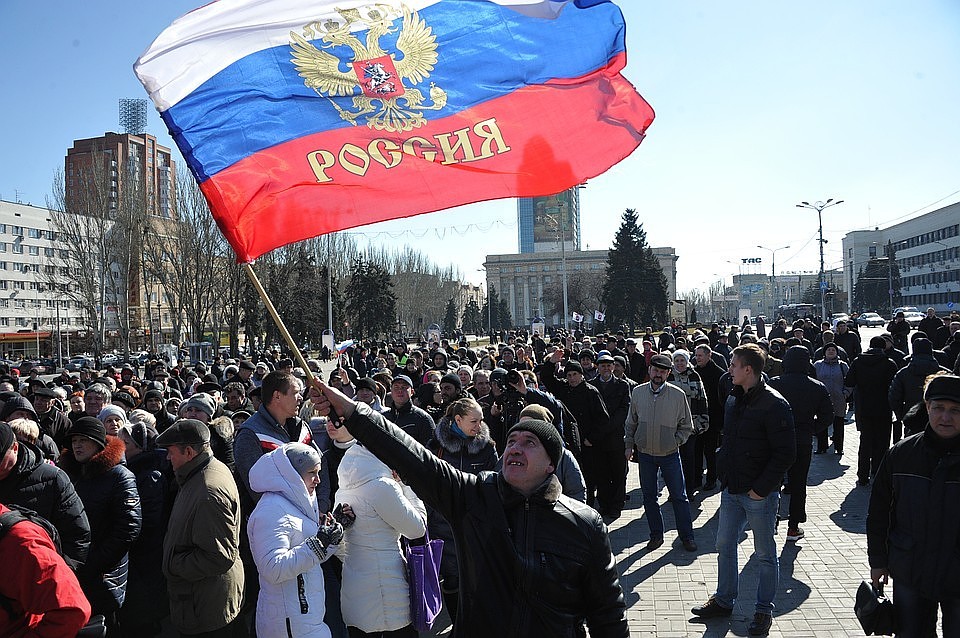 Весна 2014 года, митинг в центре Донецка.