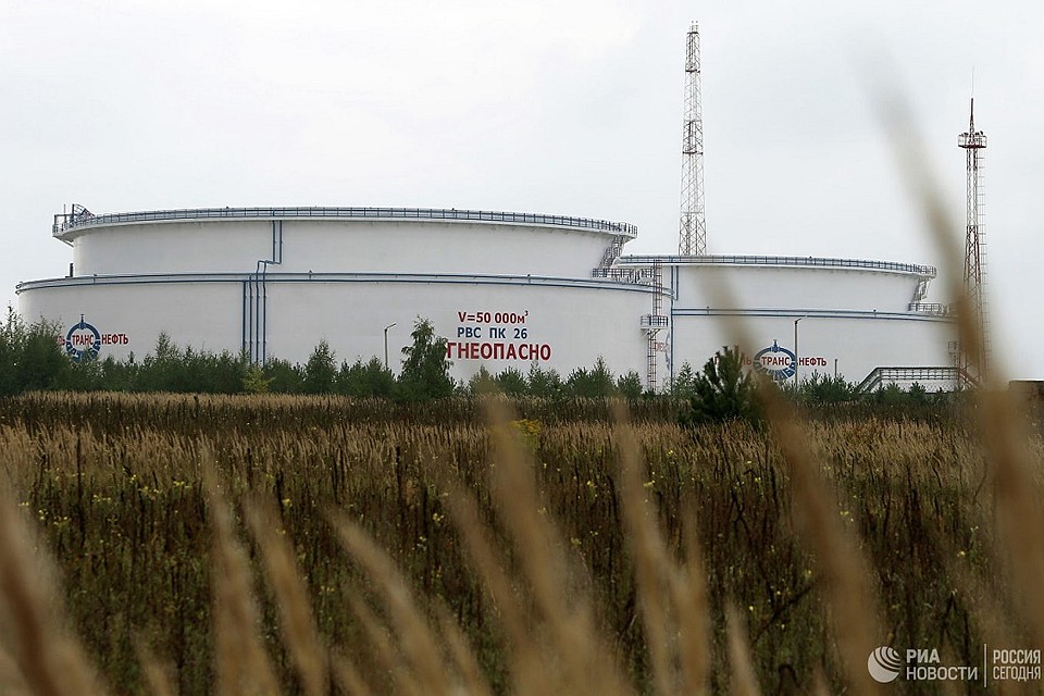 Емкости, в которых хранится нефть для нефтепровода «Дружба». Фото: РИА Новости.