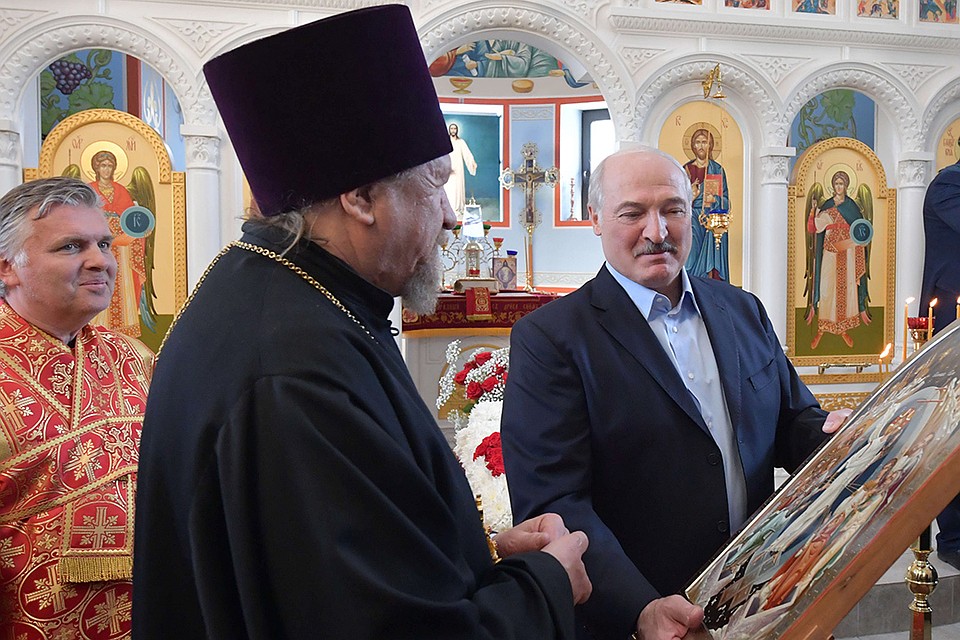 В дар храму президент передал икону «Воскресение Господне», написанную в мастерской Виктора Довнара по древней византийской технологии. Фото: БелТА