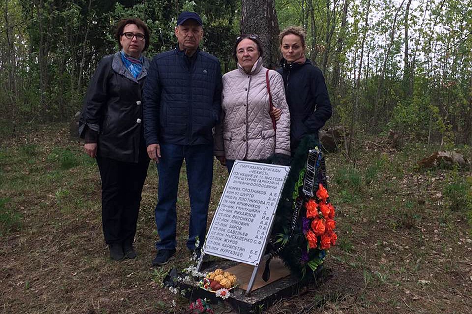 Большая семья из Марий Эл приехала в Беларусь на могилу погибшего в годы войны родственника. Фото: из семейного архива.