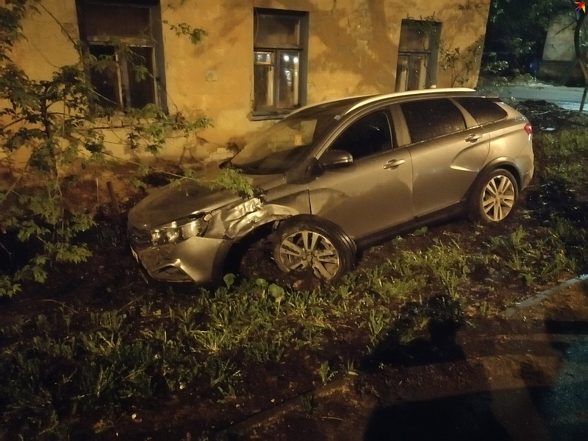 Автомобиль едва не врезался в жилой дом