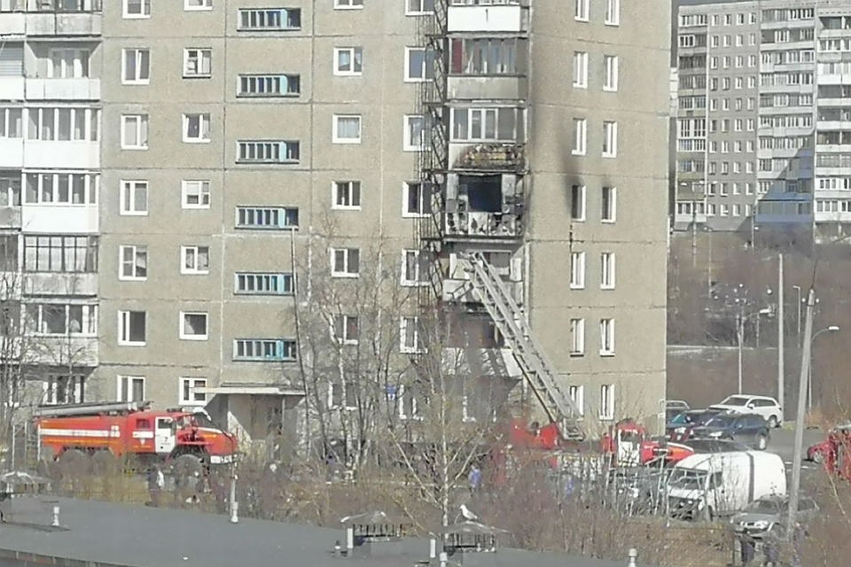 Огонь полностью уничтожил квартиру в типовой девятиэтажке. Фото: Рустам Абдулов