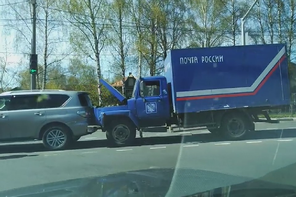 Почтовая машина попала в ДТП в Ярославле. Фото: скриншот с видео Андрея Триффа в группе «Дороги Ярославля» в сети «Фейсбук».